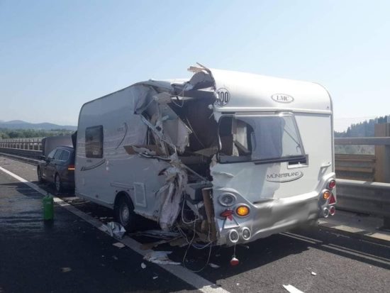 FOTO: Spet šokantni prizori s primorske avtoceste! Tokrat tovornjak v stoječo prikolico