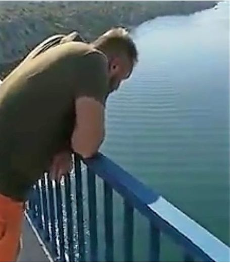 VIDEO: Posnetek, ki je šokiral sosede! Pognal se je 40 metrov globoko, vse je ujeto na kamero