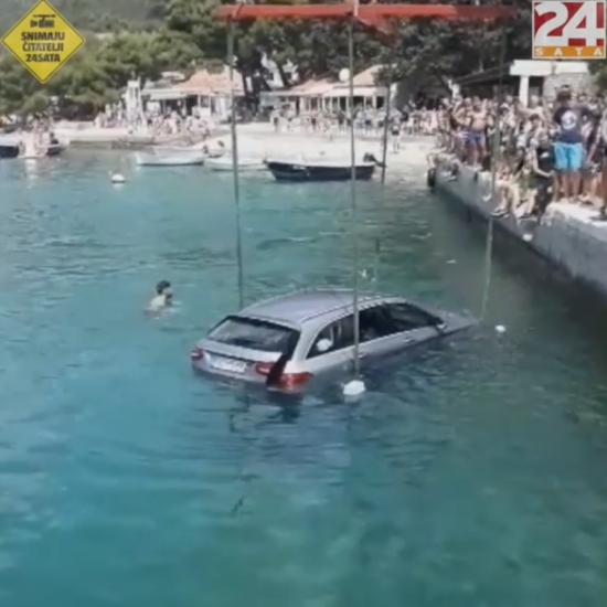 VIDEO: Slovenec z avtom zapeljal v morje, ljudje skakali v vodo, da bi rešili ujetega voznika