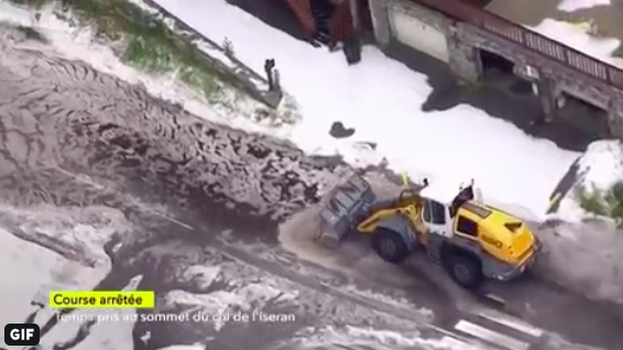 VIDEO: Neverjetni posnetki udarca narave, ki je prekinil današnjo etapo dirke po Franciji