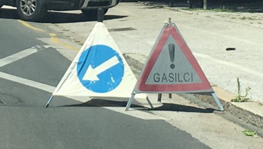 FOTO: Olje iz friteze zajelo stop, med gašenjem jo je skupil lastnik