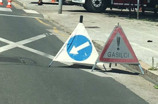 Sredi dne v Ulici Angelce Hlebce iz avtomobila rešili otroka