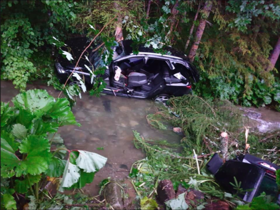 FOTO: Grozljivi posnetki s kraja nesreče, kjer sta zvečer ugasnili življenji 18- in 23-letnika