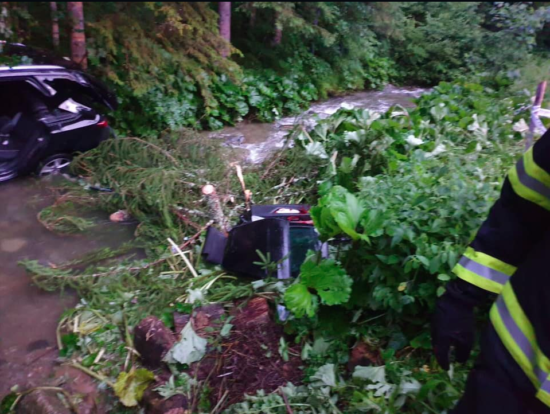 FOTO: Izpoved očividca, ki je pri prišel do razbitin, v katerih sta umrla 23- in 18-letnik