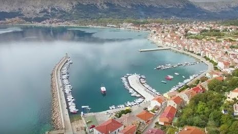 Grozljivka na Krku! Hrvaški par pred otroci pretepel Slovenko, dan kasneje umrlo 28 let staro dekle