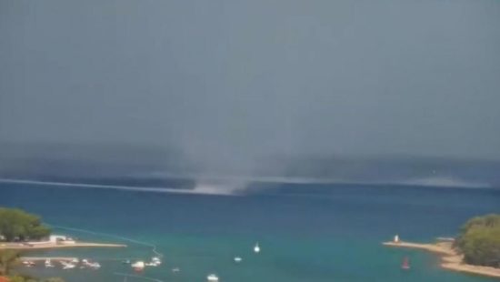 VIDEO: Šokantni vremenski prizori s Hrvaške, kaj bo s slovenskimi turisti? Na Krku vodne trombe