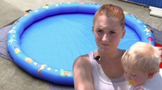 FOTO: Sina dala v napihljiv bazen, ga poškropila z vodo, a niti pomislila ni, kaj mu bo s tem storila