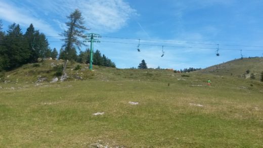 Pri sestopu s sedežnice dobila udarec v glavo