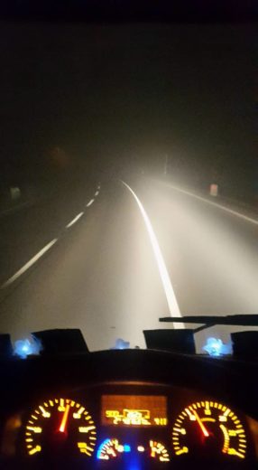 Strašen šok v gosti megli: dve vozili v napačno smer