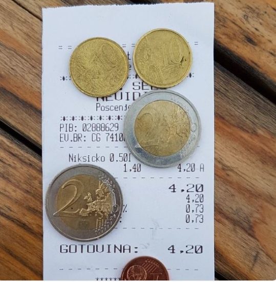 FOTO: Bi res šli na pivo v Črno Goro? Napitnina Slovenca končala na spletu, reakcije so burne