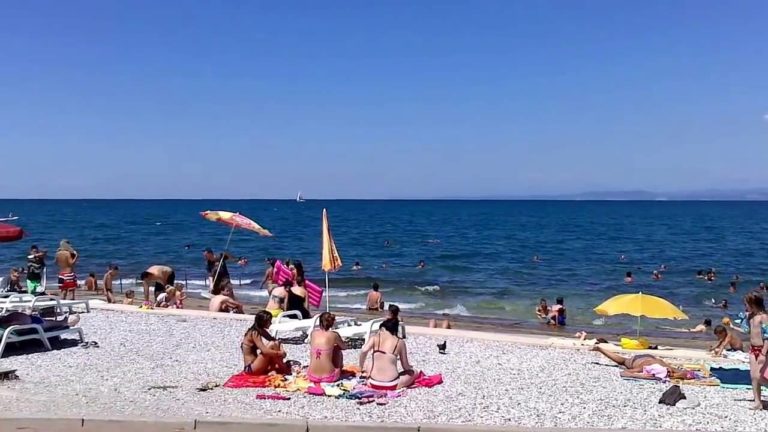 Ročna bomba na izolski plaži, policisti zavarovali širše območje