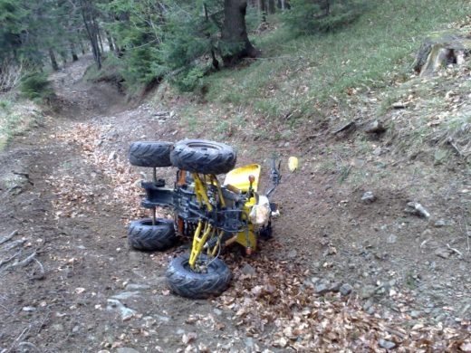 Z voznikom štirikolesnika je hudo