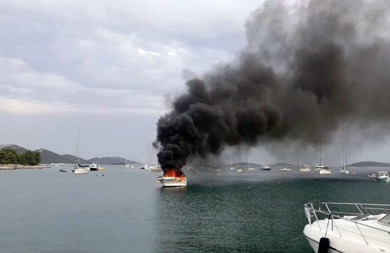 FOTO: To so prizori požara na barki, na kateri je bila štiričlanska slovenska družina