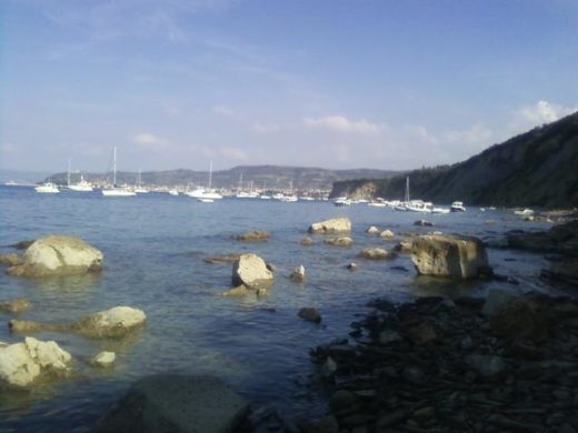 Pri Belih skalah nasedla barka, na njej pa nikogar