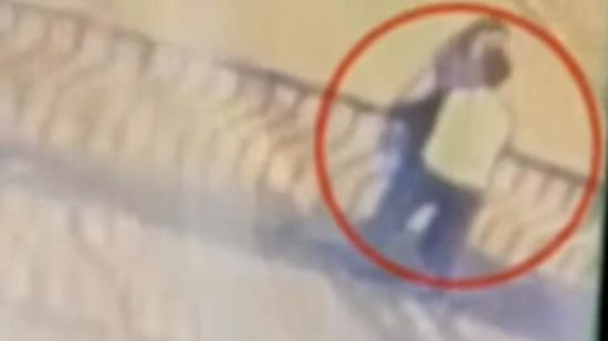 VIDEO: To je njun zadnji poljub, potem sta zgrmela čez ograjo