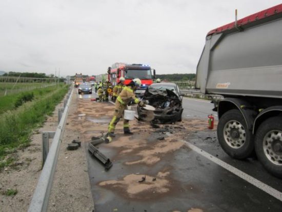 Množičen nalet na avotcesti: Udeleženih 10 vozil