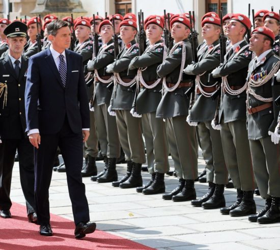 Predsednik republike ne vidi problema v tem, da vojaška policija premetava otroške šolske torbice