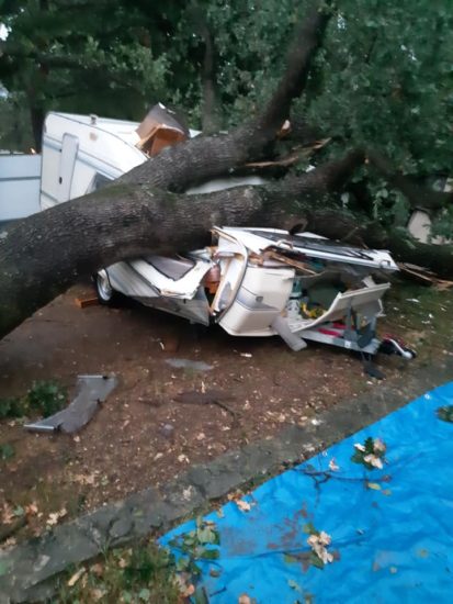 FOTO: To je objavil Slovenec, ki dopustuje v Vrsarju: Prikolico zmaličilo, družina s tremi otroci pa …