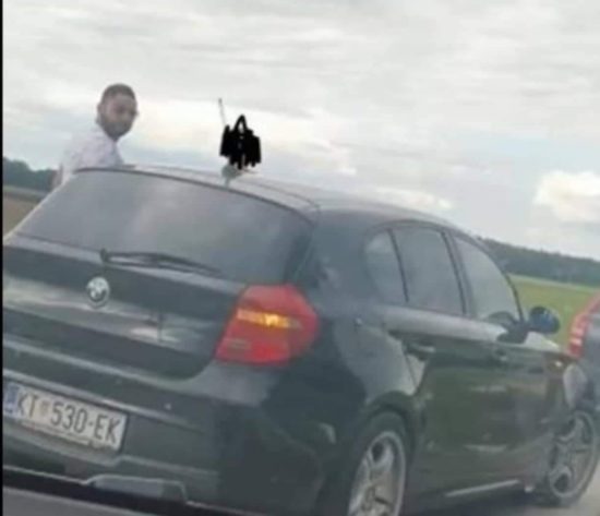 FOTO: V vozilu so poleg moškega še ženska in otrok! Če jih vidite takoj pokličite 113