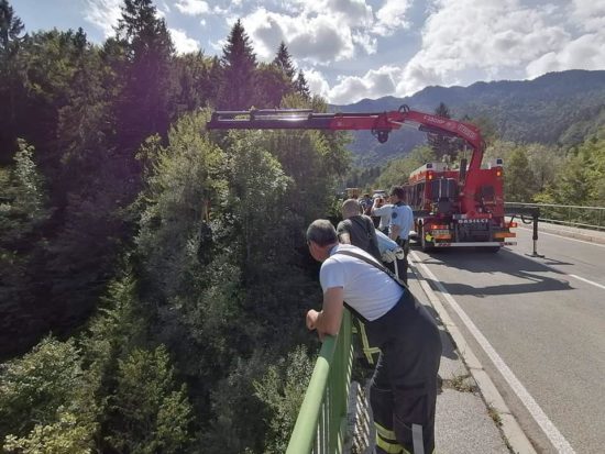 FOTO : To so prizori hude nesreča motorista! Z avtodvigalom so ga vlekli izpod mosta