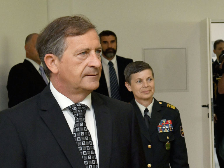 Škandalozna hišna preiskava vojaške policije pri civilistih: Preiskovanec prejel pošto, kaj se dogaja pri Erjavcu in Ermenčevi?