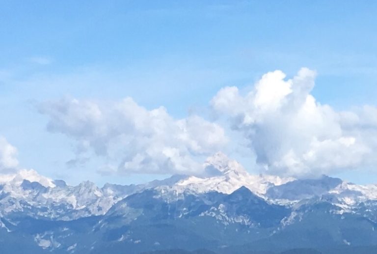 Strela udarila pod vrhom Triglava, truplo planinca prepeljali v dolino