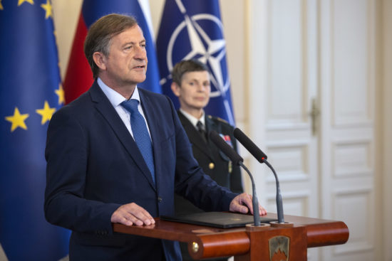 Razkrivamo! Pod Karlom Erjavcem in Alenko Ermenc vojaška policija pri civilistu opravljala hišno preiskavo