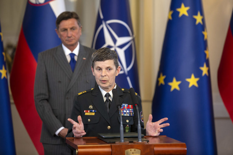 Čudna pota Slovenske vojske pod Alenko Ermenc: Izmikajo se pojasnilom o dejanjih vojske in kuhajo čaj