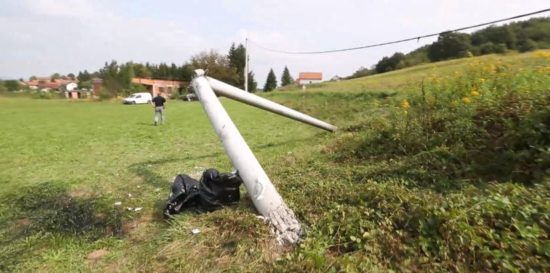 FOTO: Dekle prepolovila betonski drog, umrla na kraju dogodka