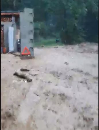 VIDEO: To so šokantni prizori s Koroške, ujetih sedem oseb