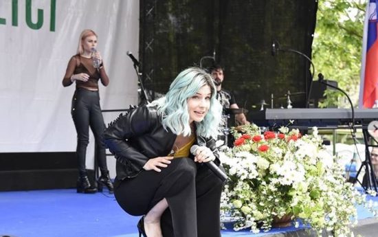 FOTO: Lea Sirk v grozovitih bolečinah