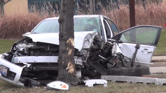 Ob 3.14 s ceste priletel direktno v drevo