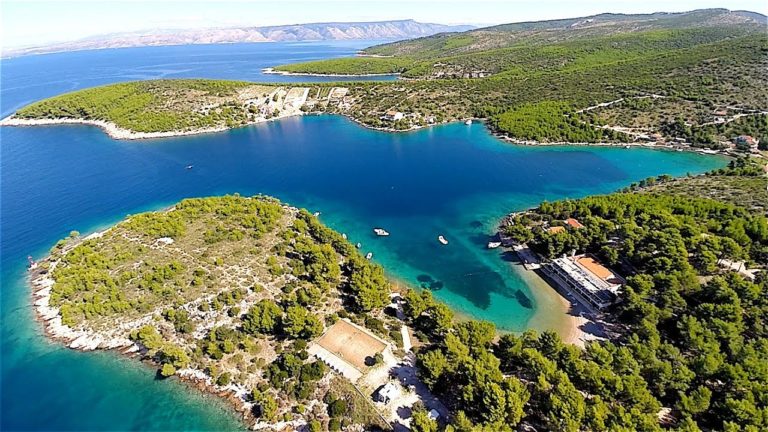 Na Hvaru umrl, ker je jedel školjke? Otroka, stara 14 in 8 let, se borita za življenje