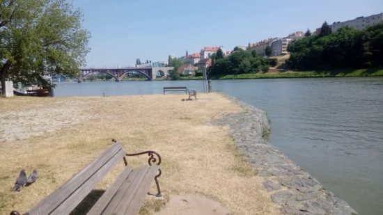 Drama ob 3.36, človek padel v Dravo