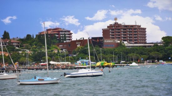 Drama na centralni portoroški plaži! Potegnili so jo iz morja