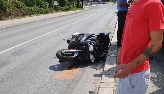 Huda nesreča motorista: Izsilil je, na glavi pa ni imel čelade