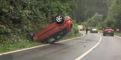 Vozilo na strehi, v njem poškodovana oseba