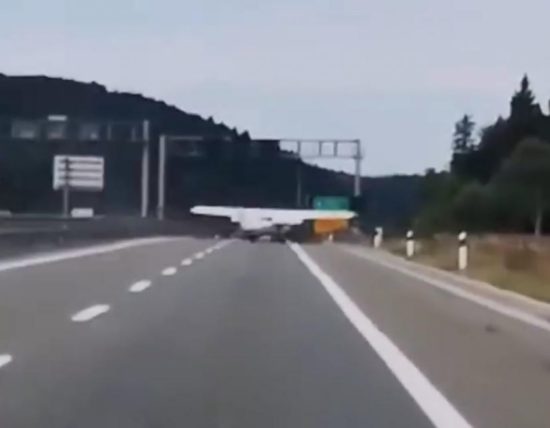 VIDEO: Letalo pristalo sredi hrvaške avtoceste: Spustil se je zelo nizko, a smo mislili, da je to običajno