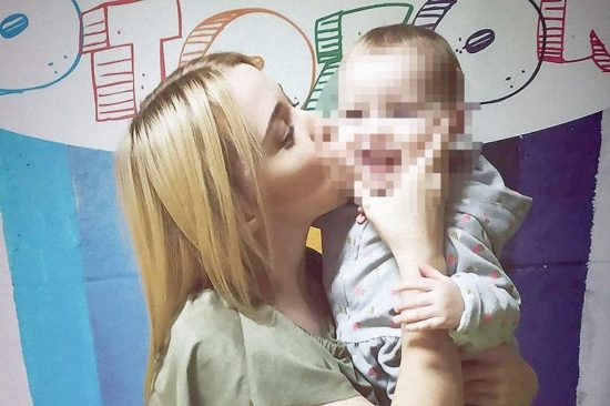 Dojenčica (2) ponesreči ubila mamo, okno avtomobila ji je stisnilo vrat