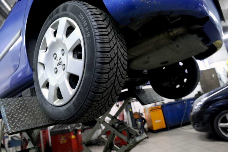 Tragedija v Kungoti, mladenič umrl med popravljanjem avtomobila