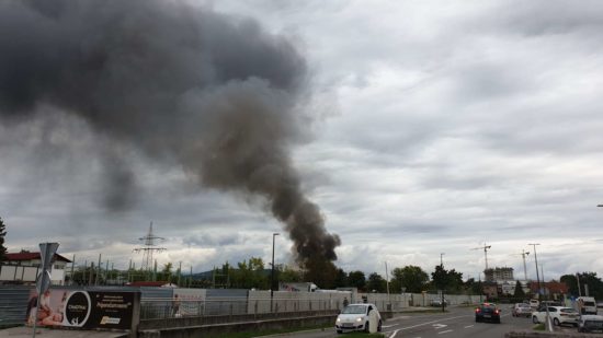 VIDEO: Močno je počilo, potem pa črn dim nad Ljubljano: zapirajte okna v stanovanjih!