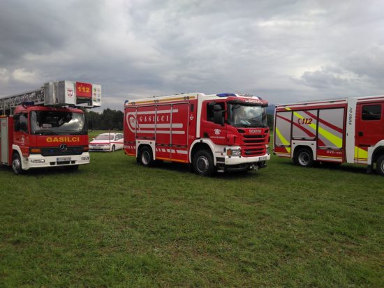 Tri gasilska društva na pomoč otroku, ki se je poškodoval na polju