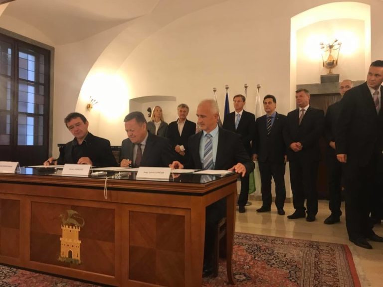 Kot minister je urejal zadeve z MOL, zdaj ima pogodbo do 2020