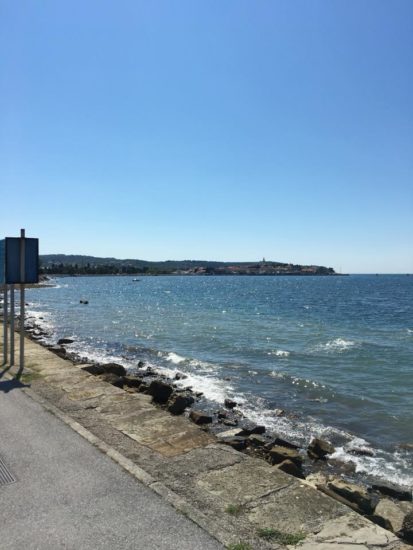 Reševalec na motorju na pomoč rekreativcema, ki sta se zaletela ob morju