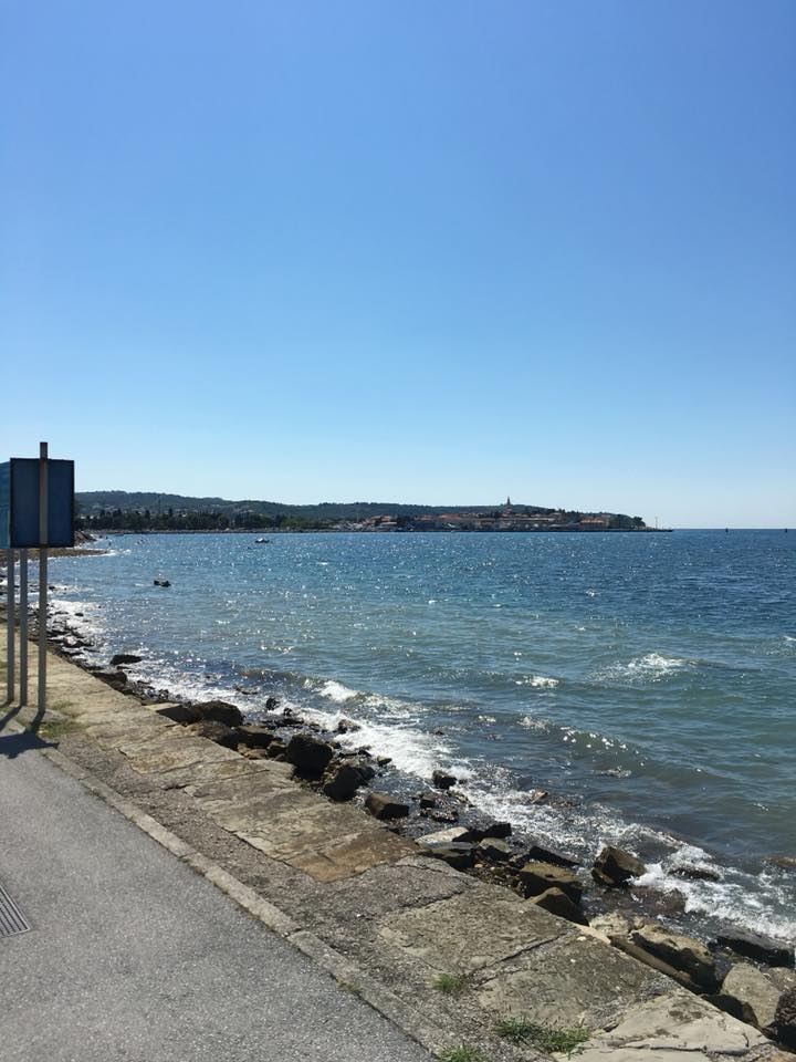 Reševalec na motorju na pomoč rekreativcema, ki sta se zaletela ob morju