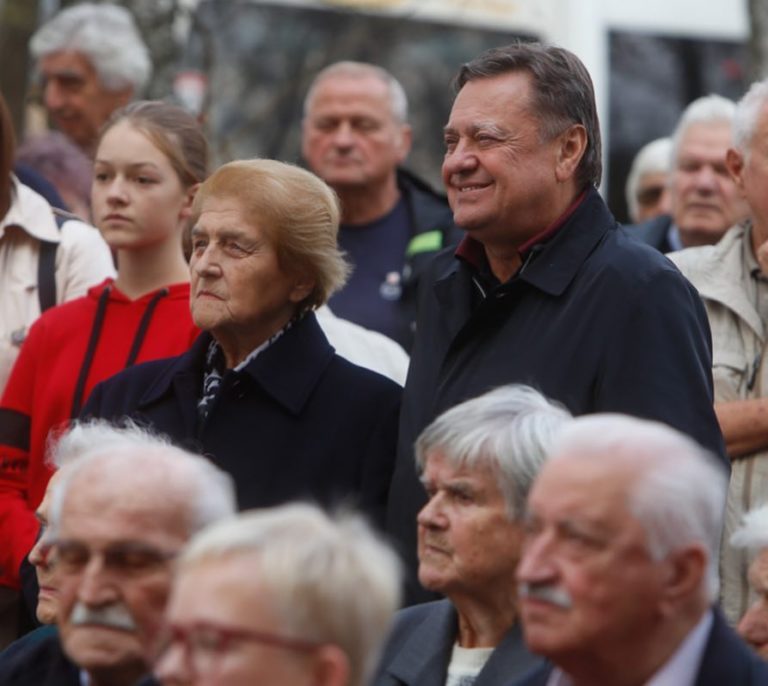 FOTO: V dve slikah: Kaj se zgodi s fanti iz Jankovićevega sistema, ko se razkrije, da so si prisvojili nekaj, kar jim ne pripada