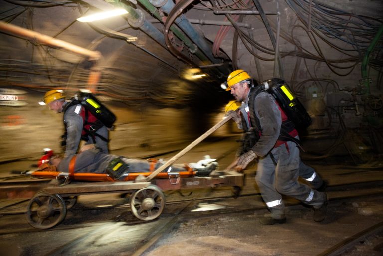Strašno popoldne v jami: Poškodovanih 11 rudarjev