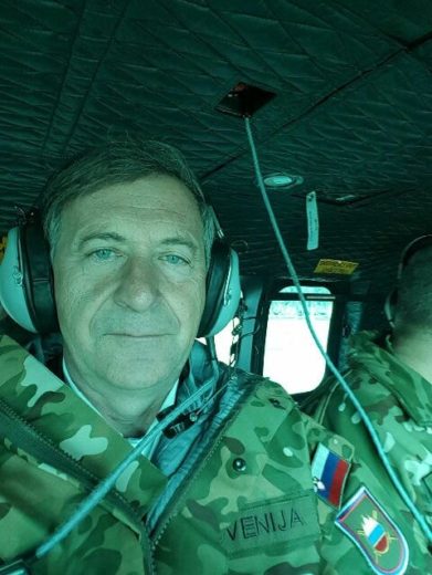 Škandalozna zloraba helikopterja Slovenske vojske: Naročil naj bi jo Karl Erjavec osebno, iz ZZZS sporočajo: Ne bomo plačali
