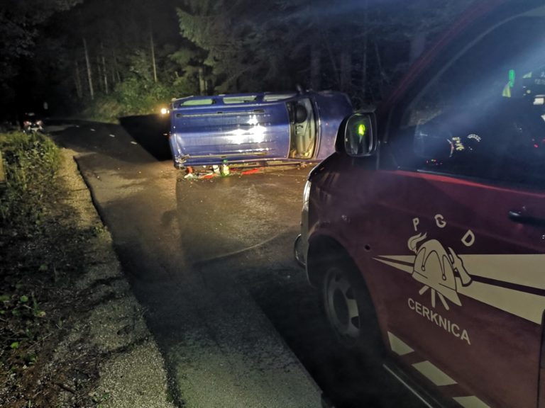 Ob 23.16. z vozilom v dvoriščno ograjo, pet so jih odpeljali