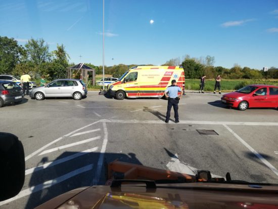 S priključka vozila mu je padla ženska